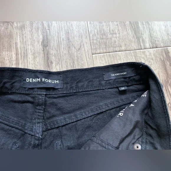 Denim Forum Aritzia Frayed hem High-Rise Jean shorts The Yoko Short distressed - Picture 3 of 7